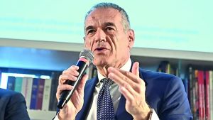 Cottarelli: «Con questi prezzi rischio Pil negativo e inflazione al 3 per cento»