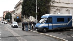 Violento pestaggio in zona stazione a Varese: ragazzo di 21 anni rischia di perdere un occhio