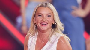 „Das ‚Traumschiff‘ ist Kult“: Dschungelkönigin Evelyn Burdecki spielt Stylistin in ZDF-Serie