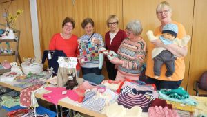 Tolle Handarbeiten: Zwölf Damen halten die Strickkunst filigran in Ehren