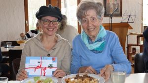 Vesperkirche: Glückliche Gesichter beim gemeinsamen Essen
