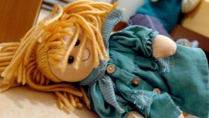 Adesca online una bambina di 11 anni e le chiede foto e video intimi: arrestato operaio