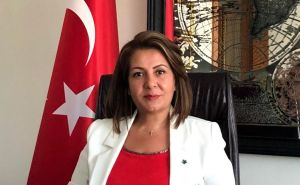 Kırmızılı Kadın: Baskıya Karşı Direnişin Rengi