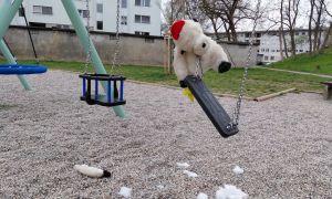 Vandalizem v Savskem naselju: poškodovana plišasta igrača na otroškem igrišču