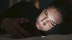 Più connessi e meno soddisfatti. Il paradosso del benessere nell’era dei social