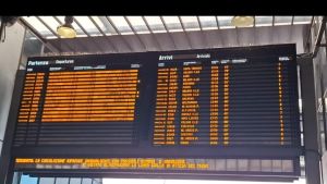 Treni, guasto agli impianti a Rogoredo: pomeriggio da incubo per i pendolari tra cancellazioni e ritardi