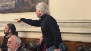 Scontro in consiglio a Venezia, Bettin contro Zecchi: sei un forcaiolo