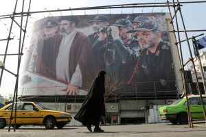 Hoje, ainda sob o mesmo hijab, ela e o absoluto segredo: a mentira feminista no Irão, as mulheres mortas