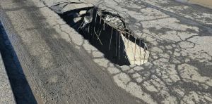 Ce qu’un trou béant dans le tablier d’un pont à Châteauguay révèle sur le vieillissement des infrastructures au Canada