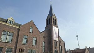 Katholieke kerk in Hoofddorp telt tientallen jonge dopelingen. ‘Waar vinden ze nog geborgenheid?’