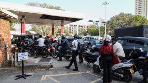 La vita razionata in Sri Lanka, quasi a secco per la guerra di Hormuz