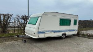 - Der sover vel ikke nogen i den? Forladt campingvogn har stået i vejen i turist...