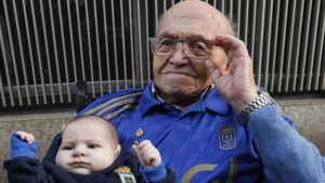 El once del siglo del Real Oviedo: Josín y Roberto, 103 años de diferencia pero con la misma pasión azul