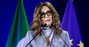 Povera anche la Santa. Il giochetto del garantismo cinico di quelli che ora dicono che non si doveva dimettere