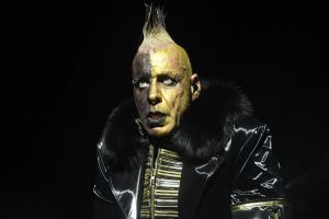 Till Lindemann steckt sich Wunderkerze in den Mund: „Es brennt ...“