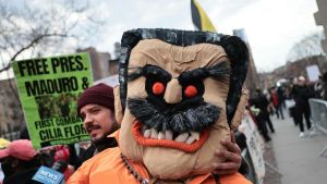 El juez del caso de Maduro cuestiona el bloqueo de EEUU de fondos de Venezuela para su defensa pero rechaza desestimar el caso