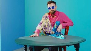 Dargen D’Amico e il nuovo album contro gli stimoli inutili: “Desideriamo più di ciò che abbiamo bisogno. Felicità significa ridurre il superfluo”