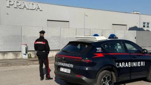 Il maxi furto da Prada, nastro sulla targa per coprire la fuga