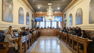 Venezia, moratoria sugli affitti brevi: la maggioranza blocca il voto. Bagarre in consiglio