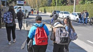 La prof di francese accoltellata, la rabbia e il delirio social del 13enne: “La uccido, è la soluzione finale. Tanto non sono punibile”. L’avvocato: “Chi lo ha influenzato?”