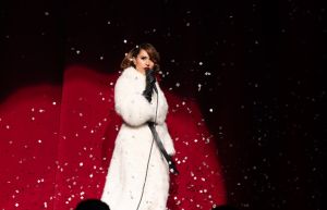 Zangeres Raye presenteert hoopvol nieuw album. ‘Het leven is niet makkelijk, maar we zullen overwinnen’