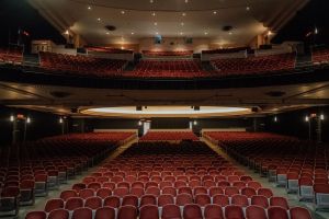 Le théâtre contre le spectre terrifiant de l’uniformisation