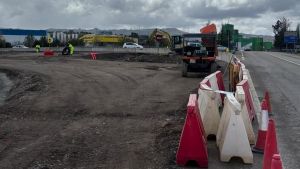 La nueva glorieta de acceso al área comercial de Parque Principado toma forma con el objetivo de que esté lista para el verano