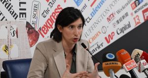 Schlein senza coperture. Le supercazzole con la stampa estera