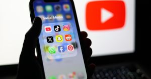 L'algoritmo del capro espiatorio: prendersela coi social non salverà i nostri figli