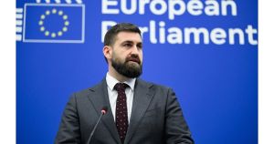 Деца до 14 г. не трябва да плащат за място в самолета до родителите си