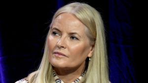 Hun er i en bekmørk tunnel