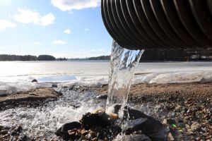Loppuuko Kainuusta vesi? Pohjavesien ja järvien pinta poikkeuksellisen alhaalla: ”Tilanne on huolestuttava, muttei hälyttävä”