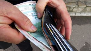 Lekarima 400.000 dinara, nastavnicima 250.000