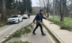 (FOTO) Orkanski veter razdejal Gorenjsko in ponekod zaprl šole