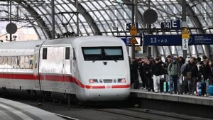 Verlieslatend DB waarschuwt treinreiziger voor slechtere diensten