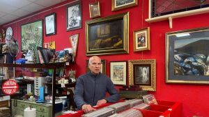 Del cromo de Messi a los relojes con siglos de antigüedad: la nostalgia y el coleccionismo de una tienda de antigüedades en Gijón