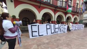 Protesta vecinal (disuelta por la Policía) contra el plan del Principado para expropiar viviendas en El Puente (Langreo): 