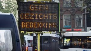 Rechtspraak: verbod gezichtsbedekking bij protest te ingrijpend