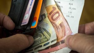 Voorjaarsnota: zorgpremie daalt, maar belasting gaat omhoog