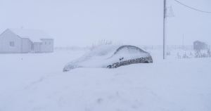 FOTO/VIDEO Lika i Gorski kotar zatrpani snijegom, tisuće bez struje, na odmorištu na A1 više nema mjesta za kamione: Ne krećite na put!