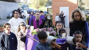 Los más pequeños adelantan la Semana Santa de Gijón con un solemne Vía Crucis en Viesques: 