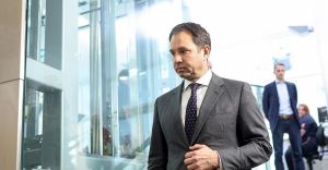 Beamte und Parteibuch: Wie der öffentliche Dienst politisiert wird