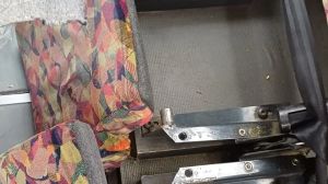 Sedie divelte, cuscini fatti a pezzi: venti ragazzi devastano la corriera Mom