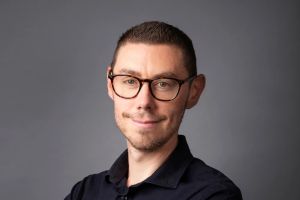 Malgré des difficultés bien réelles, de nombreux prêtres témoignent de leur joie d’œuvrer dans les cités. Dans ces quartiers, ils expérimentent un univers où la religion est respectée et où le christianisme, bien que minoritaire, est plus vivant qu’on ne le croit, analyse Arnaud Bevilacqua dans sa chronique LES CITÉS DE DIEU.