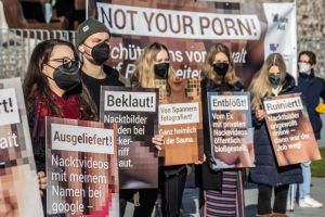 Claudia Roth, Collien Fernandes, Stefanie Hubig: Wie HateAid mit Medien und Ministerien zusammenarbeitet