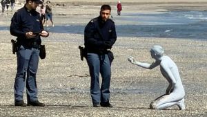 Uomo nudo e coperto di vernice bianca sulla spiaggia del Lido: scatta l’allarme