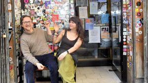 L'Osteria Sottovento chiede la sospensione della multa per gli adesivi. Ondata di solidarietà: “Ma quale degrado?”