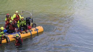 Donna e bimbo di un anno trovati morti in un laghetto artificiale