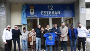 El oviedismo abre la jornada central del centenario con un homenaje a cuatro de sus leyendas y la plantación de un carbayu junto al estadio