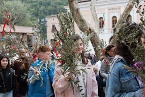 Tout un symbole. Dimanche 29 mars, les chrétiens fêtent l’entrée de Jésus à Jérusalem, saluée par la foule agitant des rameaux. Un symbole de la vie chrétienne, plus fidèle à Dieu que soucieuse de se protéger.